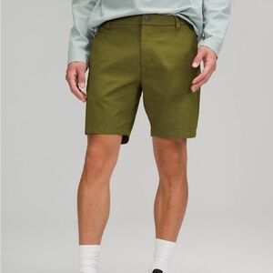 Lululemon commission Classic fit 7” short Oxford in juniper green and white